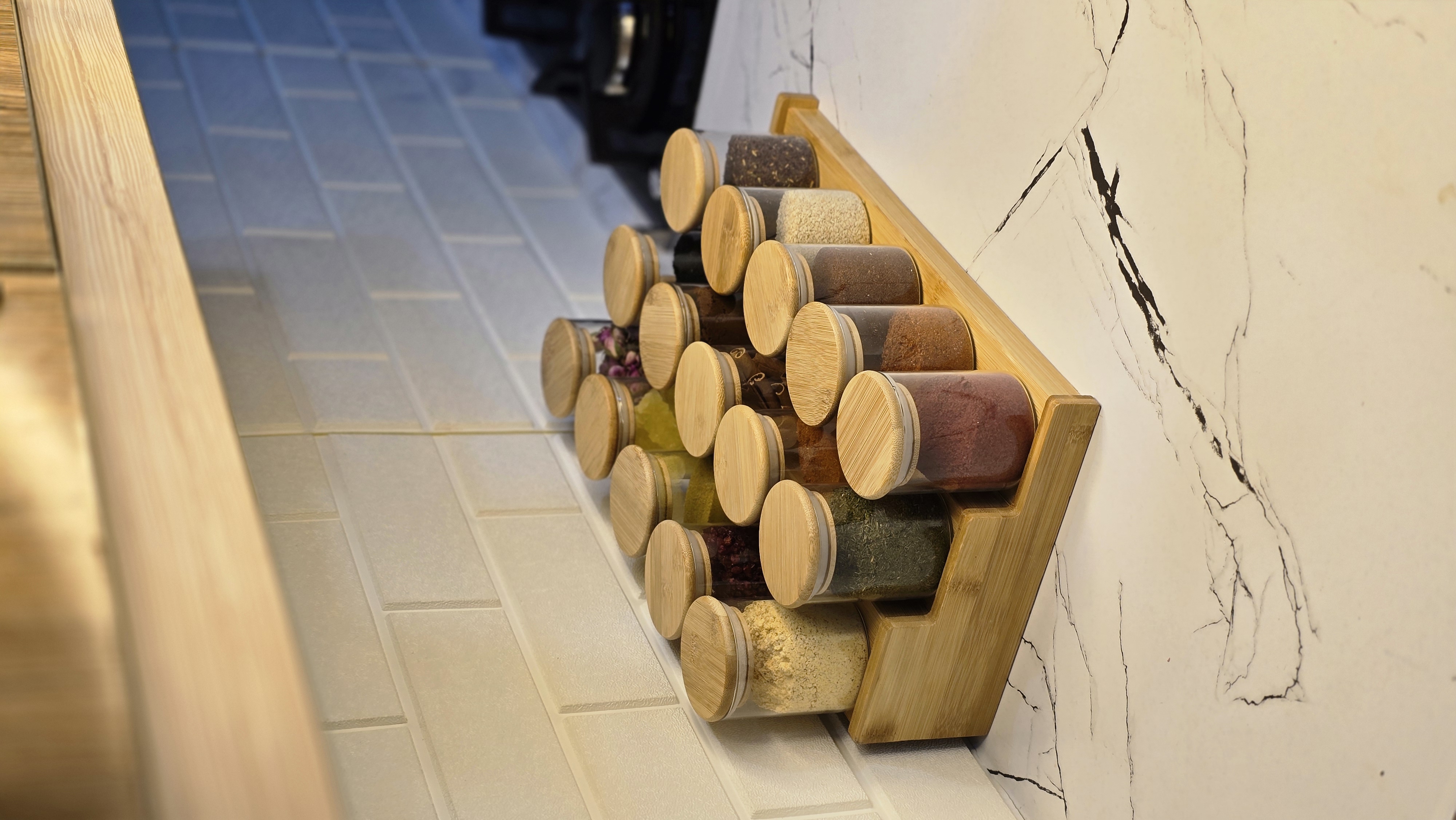 پاسماوری شیشه‌ای درب چوبی با استند بامبو